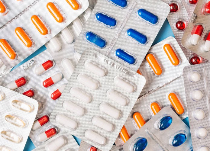 foto de diversas cartelas de comprimidos de várias cores juntos