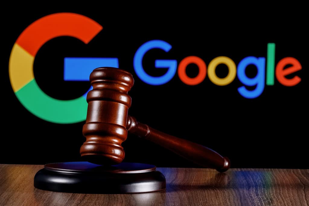 Logo do Google ao fundo, com um martelo de juiz à frente