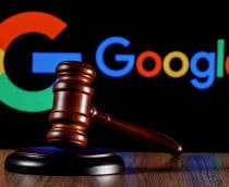 Logo do Google ao fundo, com um martelo de juiz à frente