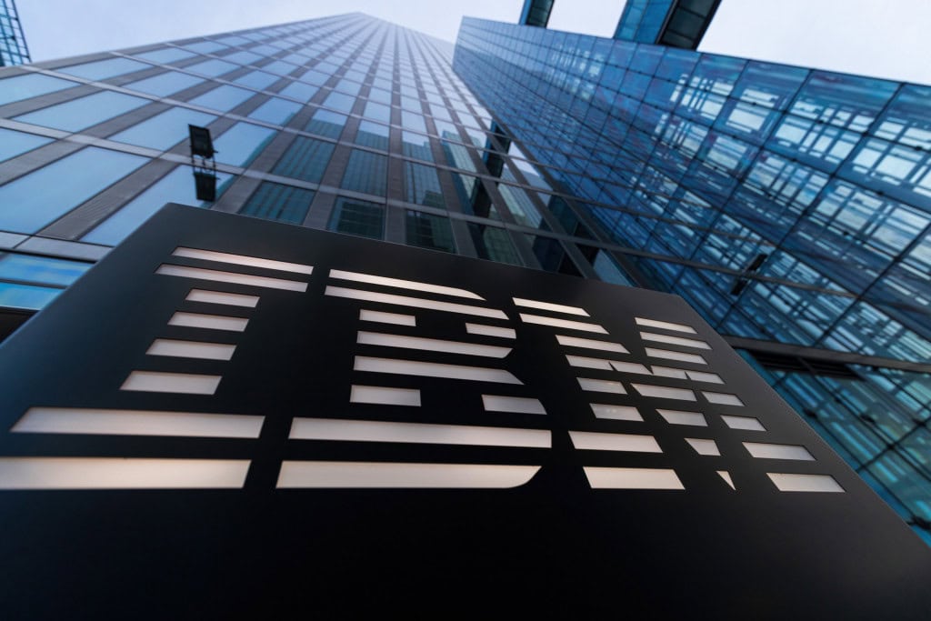 Fachada de um prédio da IBM como o logo da empresa