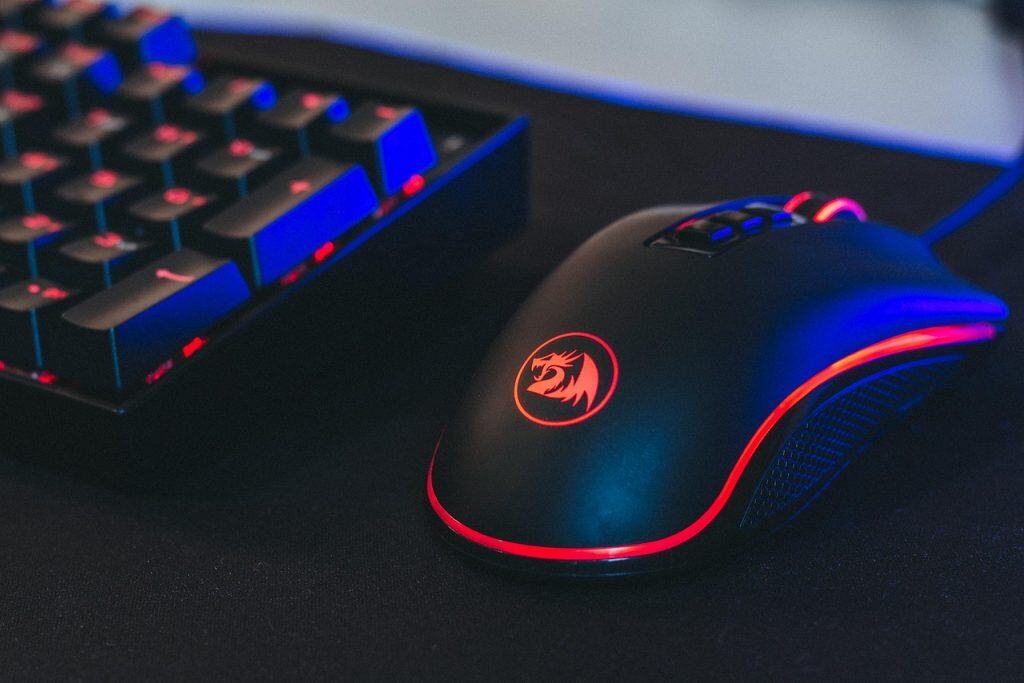 Mouse e teclado gamer com luz RGB