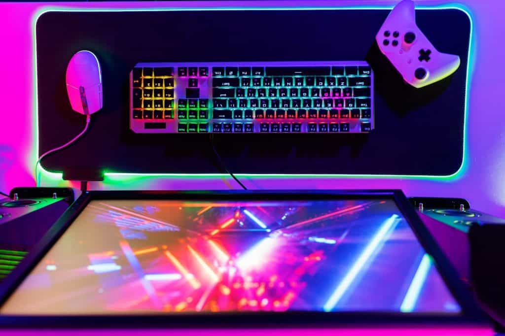 Setup gamer com monitor, teclado, controle de videogame e mouse 