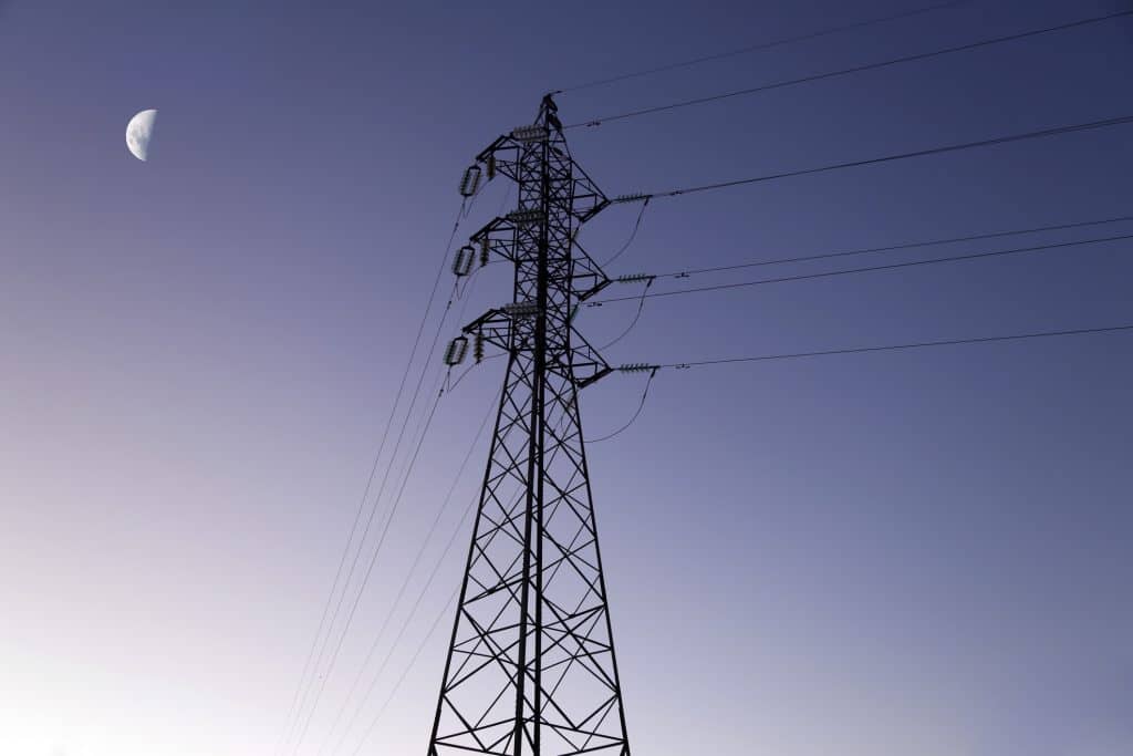 Tarifas de energia no Brasil podem ficar mais baratas com nova lei A lei que moderniza o marco regulatório do setor elétrico fortalece iniciativas que podem tornar as tarifas mais justas – e baratas. Sancionado pelo presidente da República em exercício, Geraldo Alckmin (PSB), o texto estabelece novas diretrizes para o setor, cria mecanismos de planejamento e operação do sistema e regulamenta atividades essenciais, como armazenamento de energia elétrica e comercialização de gás natural. linha transmissão