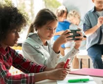 Crianças usando o celular na escola