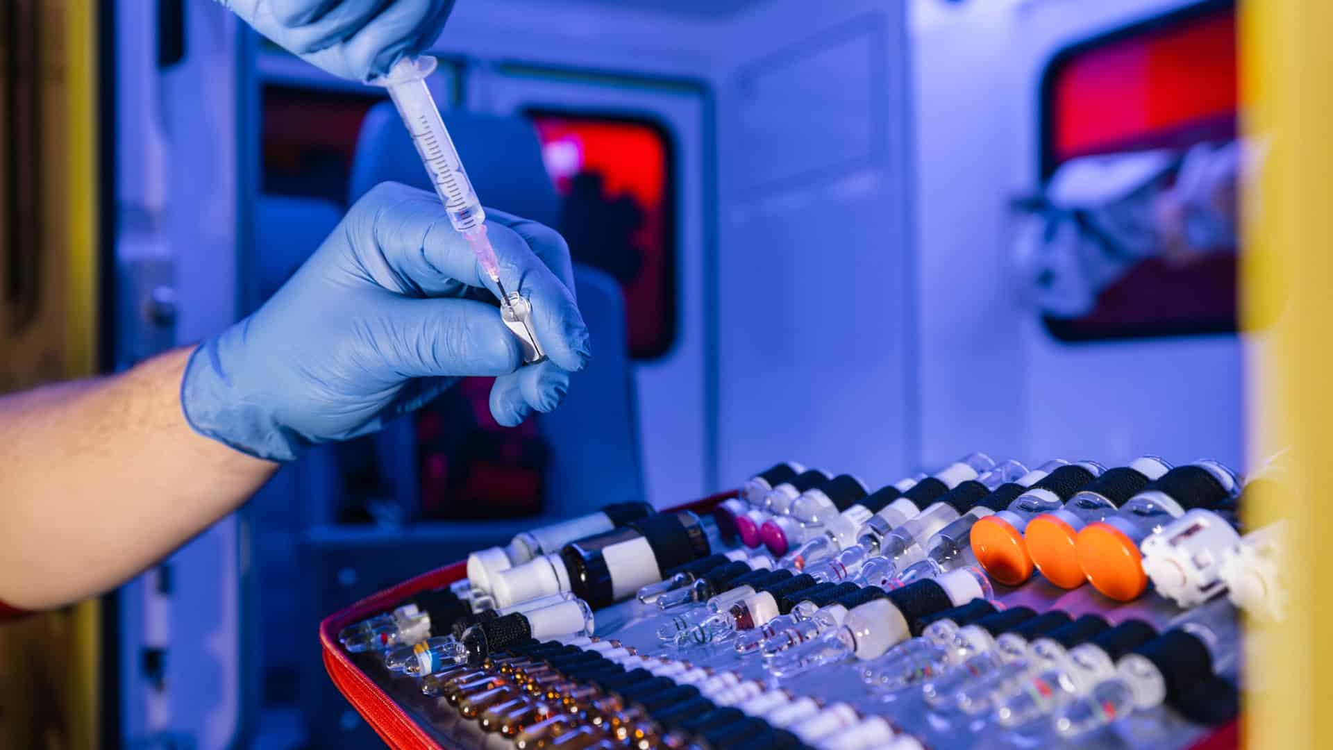 Médico administra medicamento em ambulância