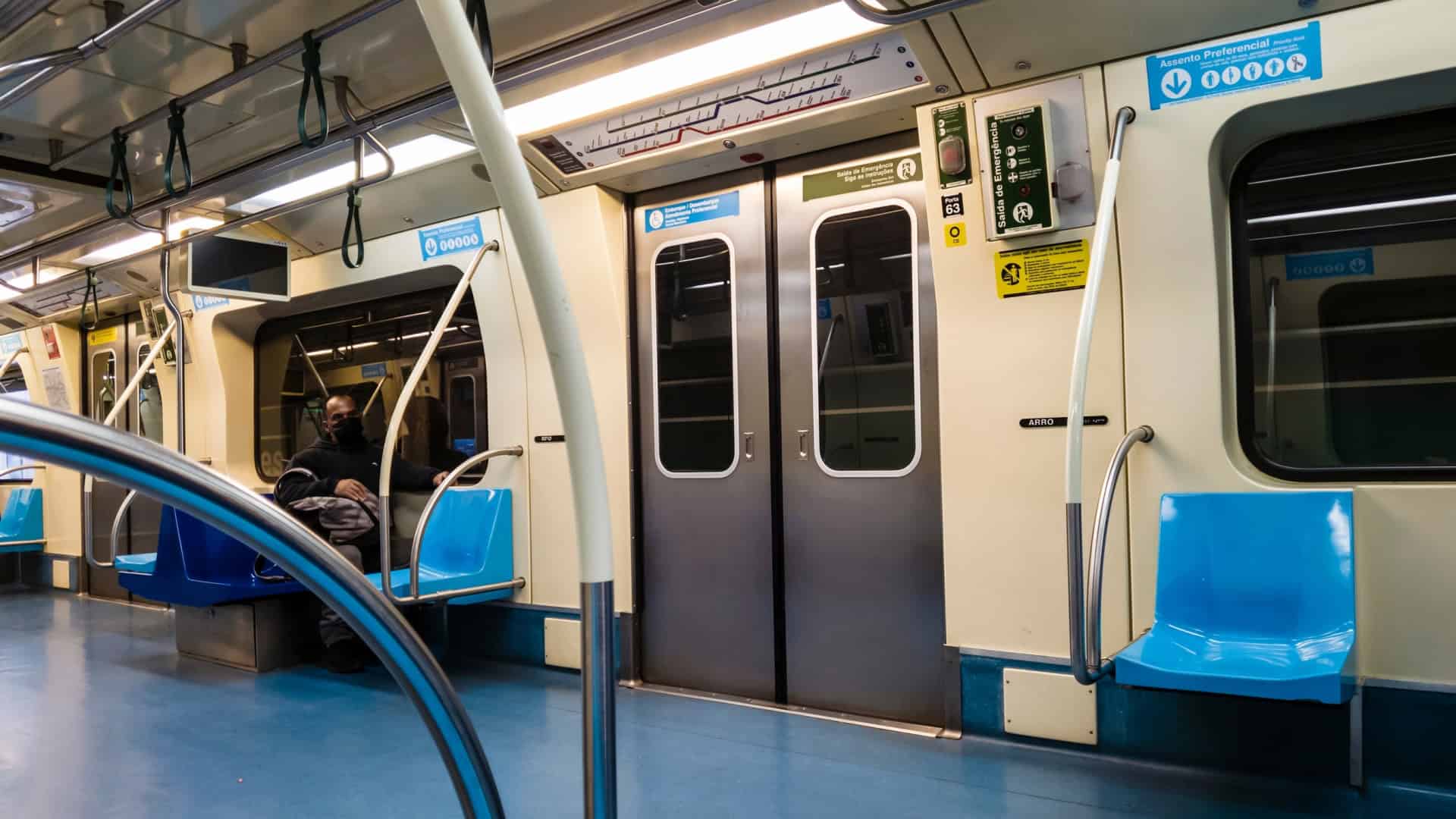 Portas de um carro do metrô fechadas