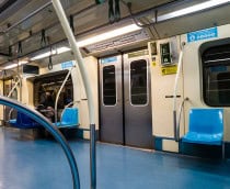Portas de um carro do metrô fechadas