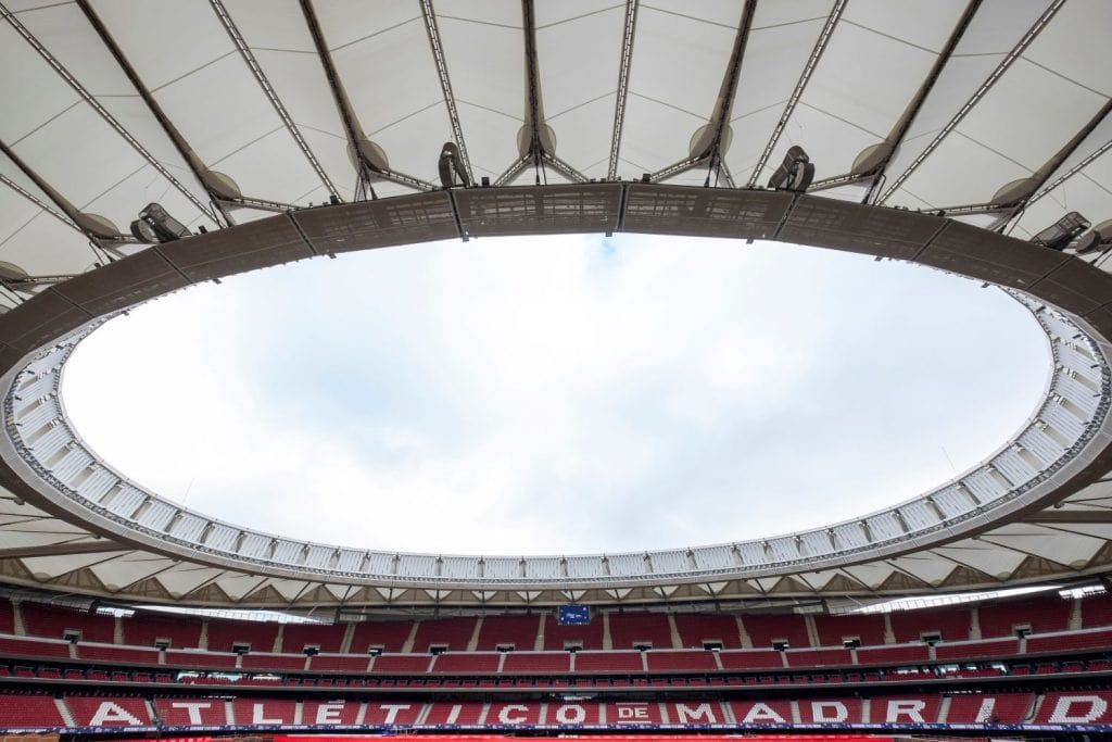 Estádio do Atlético de Madrid inova com faixa de LED de 360º O Riyadh Air Metropolitano, em Madri, deu mais um passo para consolidar-se entre os estádios mais tecnológicos do mundo ao incorporar o LG Sky Ribbon, uma faixa de LED de 360° que redefine a experiência visual em grandes eventos, como mostra o EuroNews. Estádio do Atlético de Madrid inova com faixa de LED de 360º