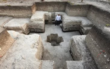 monumento-maia-1-365x232