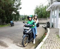 Mulher se acomodando na garupa de uma moto