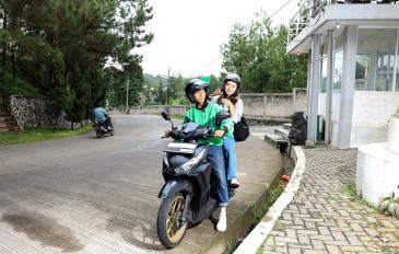 Mulher se acomodando na garupa de uma moto