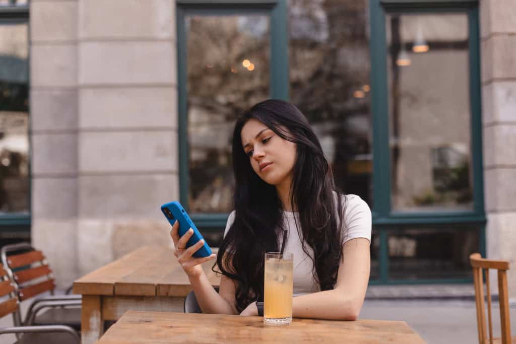 Estudos mostram que checar o celular o tempo todo prejudica o cérebro