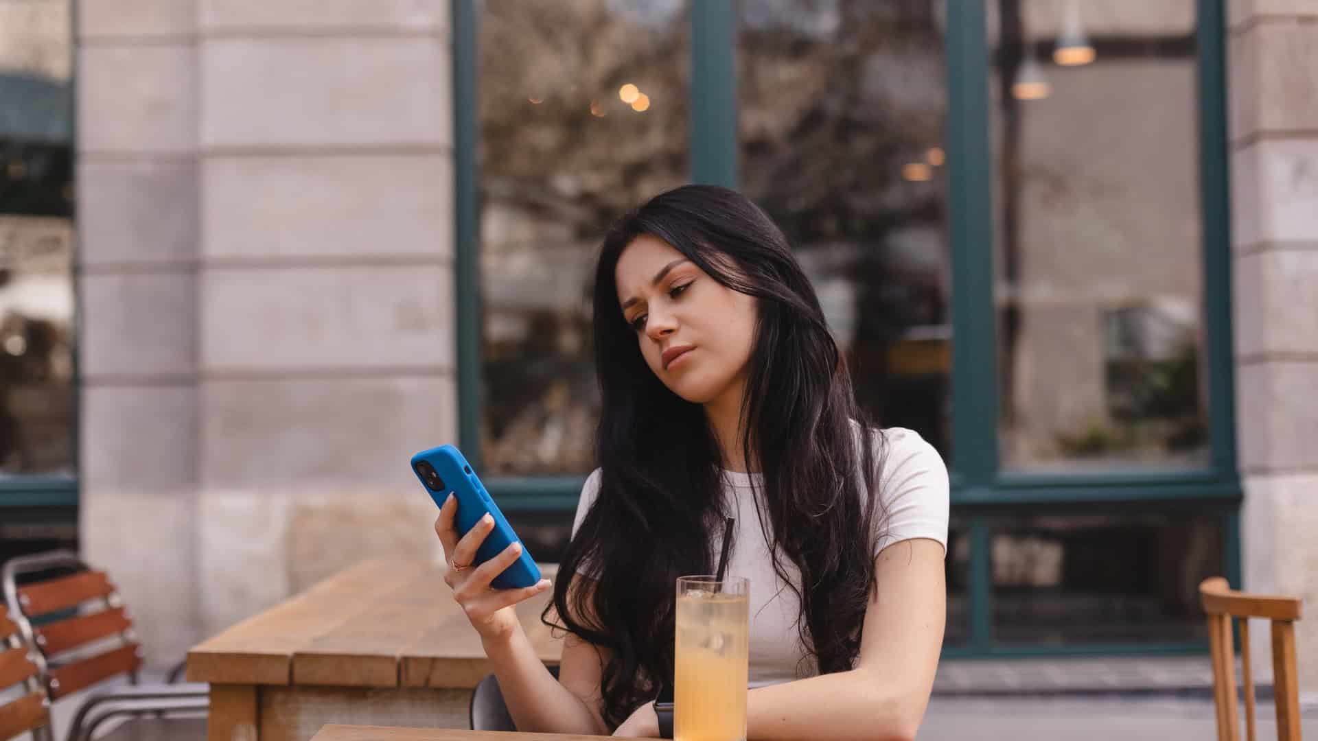 Estudos mostram que checar o celular o tempo todo prejudica o cérebro