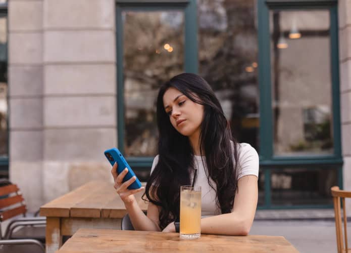 Estudos mostram que checar o celular o tempo todo prejudica o cérebro