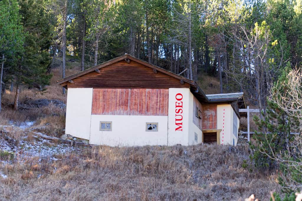 próximos a residências e centros urbanos; alguns transformados em museus, fábricas de queijo ou estufas de cogumelos.