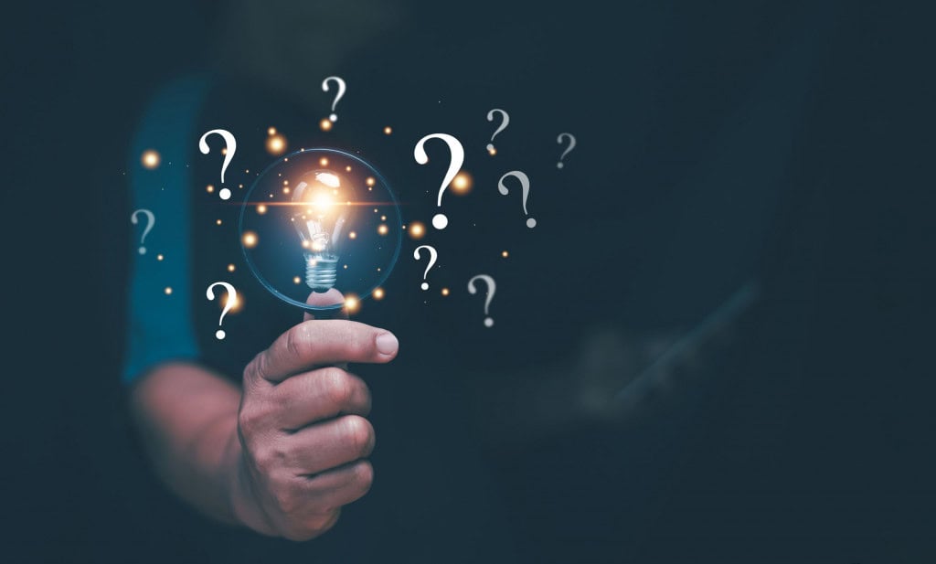 Expansão acelerada da IA transforma hábitos e levanta alertas sobre como essas tecnologias moldam o pensamento crítico e o comportamento cotidiano.