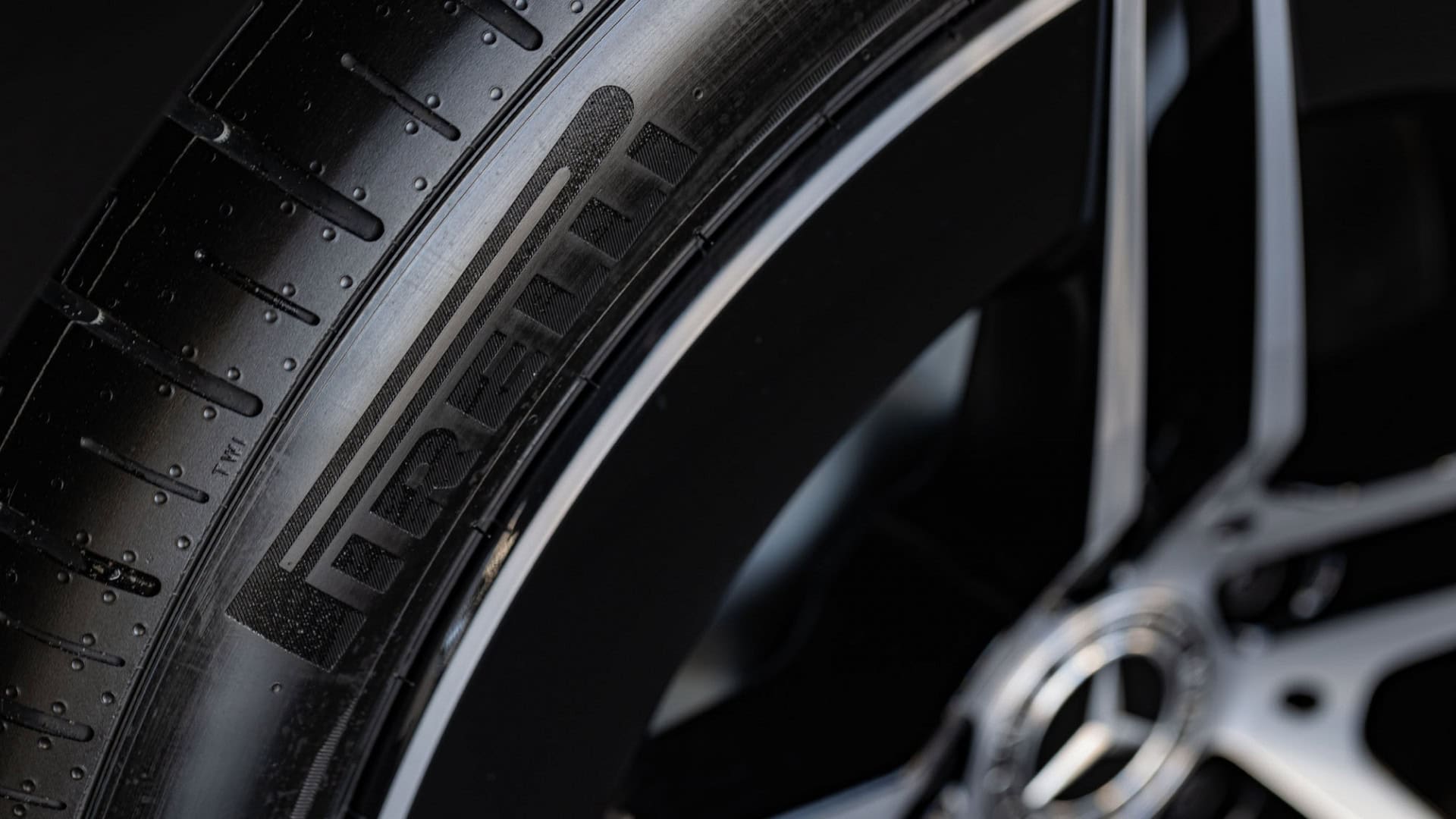 pneu-pirelli-shutterstock_2560500561-1920x1080