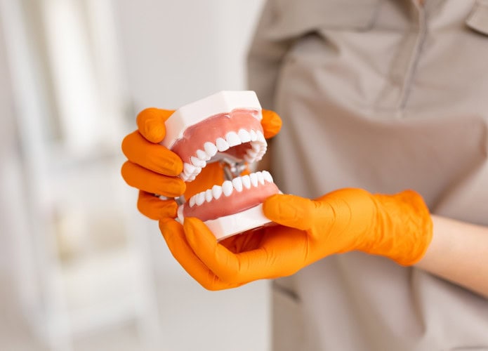 protese-dentaria-1-695x500