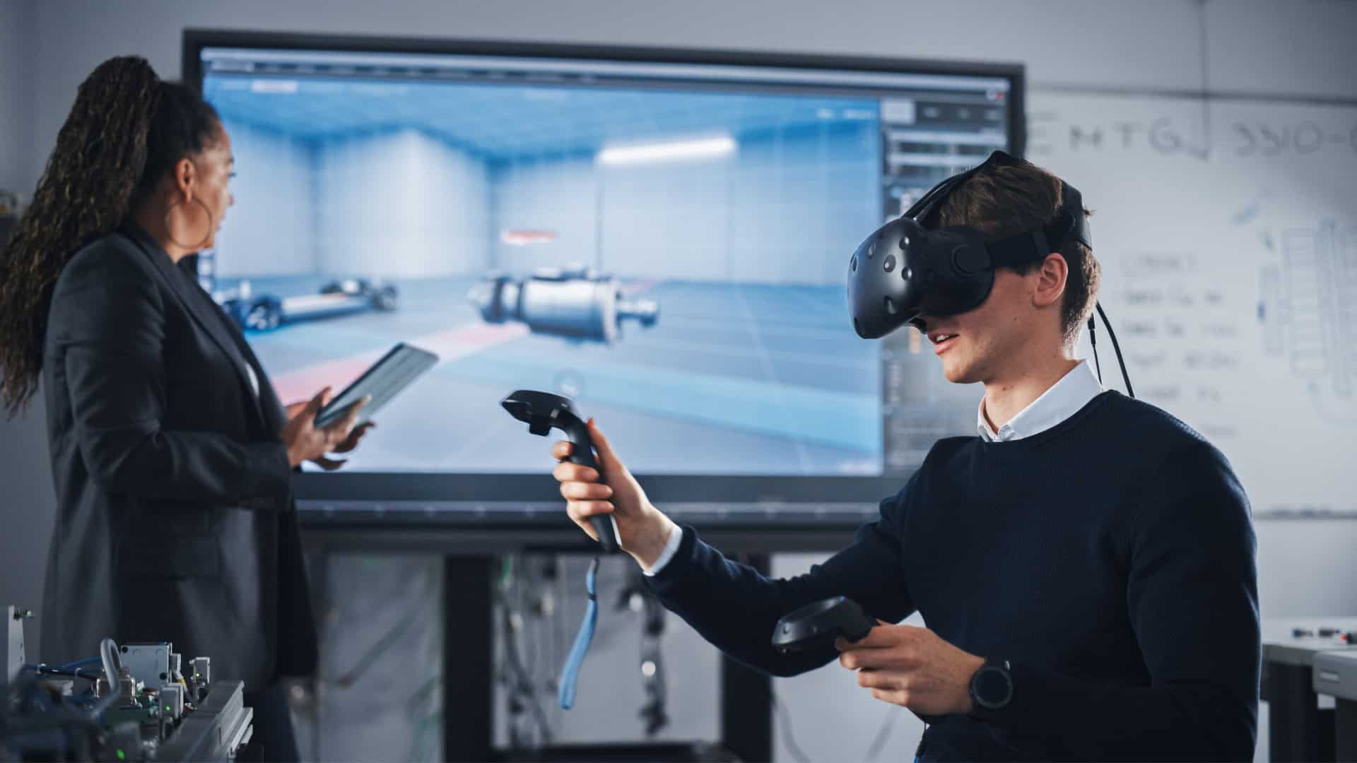 Estudante usa um headset de realidade virtual com controles para design, desenvolvimento e prototipagem em software CAD