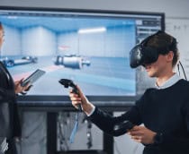Estudante usa um headset de realidade virtual com controles para design, desenvolvimento e prototipagem em software CAD