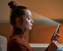 Jovem faz reconhecimento facial no celular