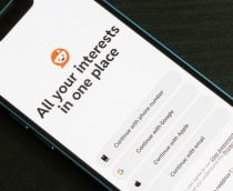 Celular com o app do Reddit aberto