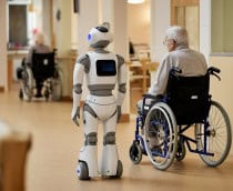 robô humanoide cuida de idoso
