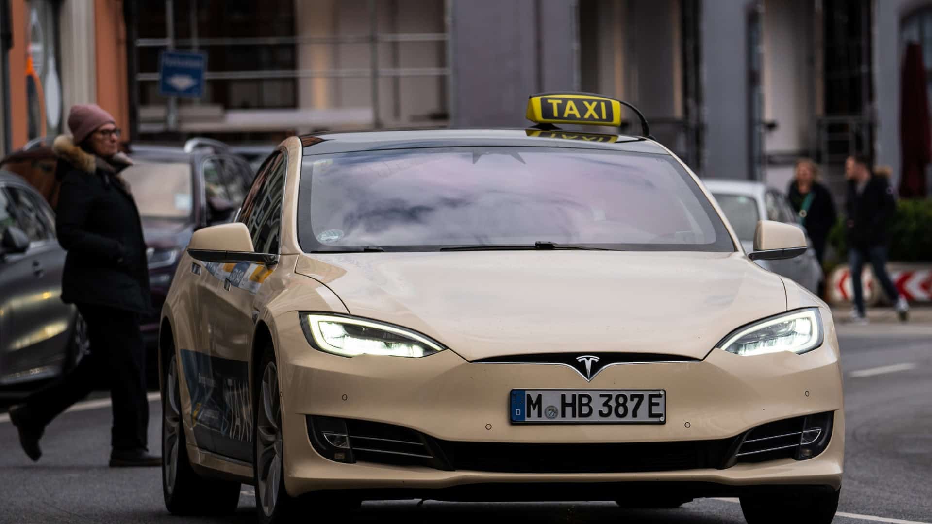 Robô-táxi da Tesla tem taxa de acidentes 2x maior que a da Waymo mesmo com supervisores a bordo