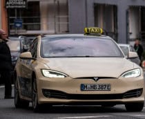 Robô-táxi da Tesla tem taxa de acidentes 2x maior que a da Waymo mesmo com supervisores a bordo