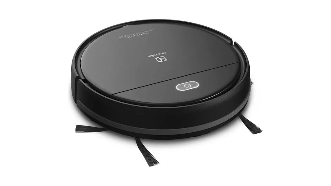 Aspira, varre e passa pano: robô aspirador da Electrolux em oferta de Black Friday Robôs aspiradores se tornaram populares por bons motivos: são dispositivos práticos que realizam uma tarefa chata de maneira eficiente. Afinal de contas, a faxina pode ser cansativa — mas, quando é o robô que cuida de parte dela, tudo fica mais fácil. Aspira, varre e passa pano: robô aspirador da Electrolux em oferta de Black Friday