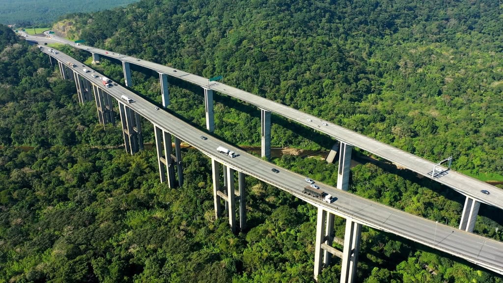 Ponte de uma rodovia vista de cima