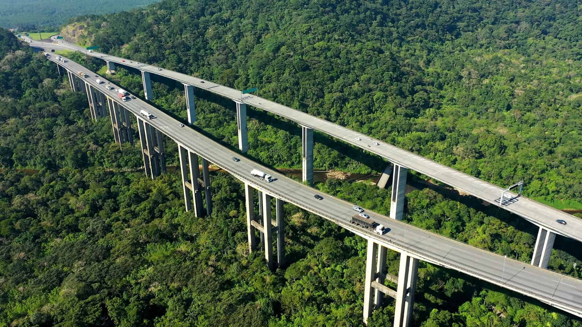 Ponte de uma rodovia vista de cima