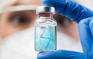 Médico segurando frasco com desenho de DNA no líquido dentro