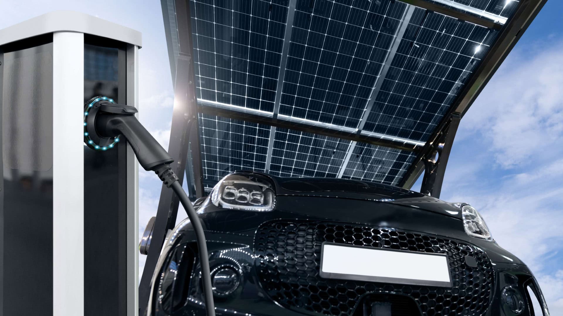 Carro elétrico abastece em estacionamento solar