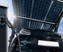 Carro elétrico abastece em estacionamento solar