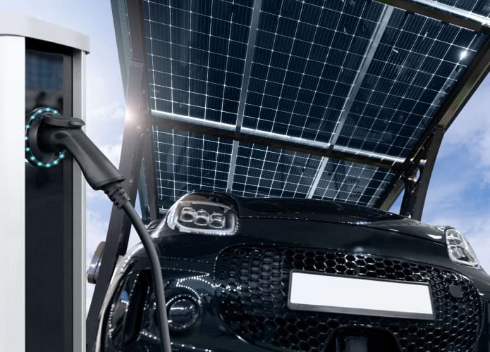 Carro elétrico abastece em estacionamento solar