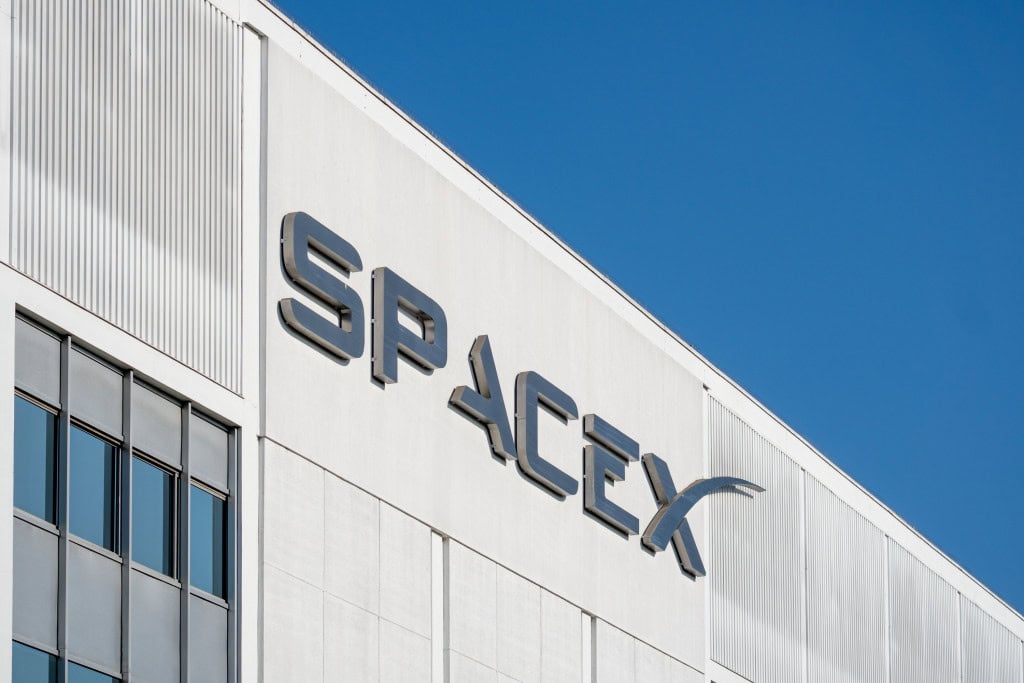 Acordo com EchoStar fortalece planos da SpaceX para internet via satélite e serviços móveis.