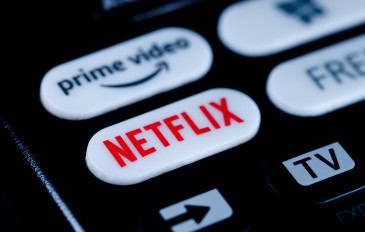 Logos de streamings em um controle remoto