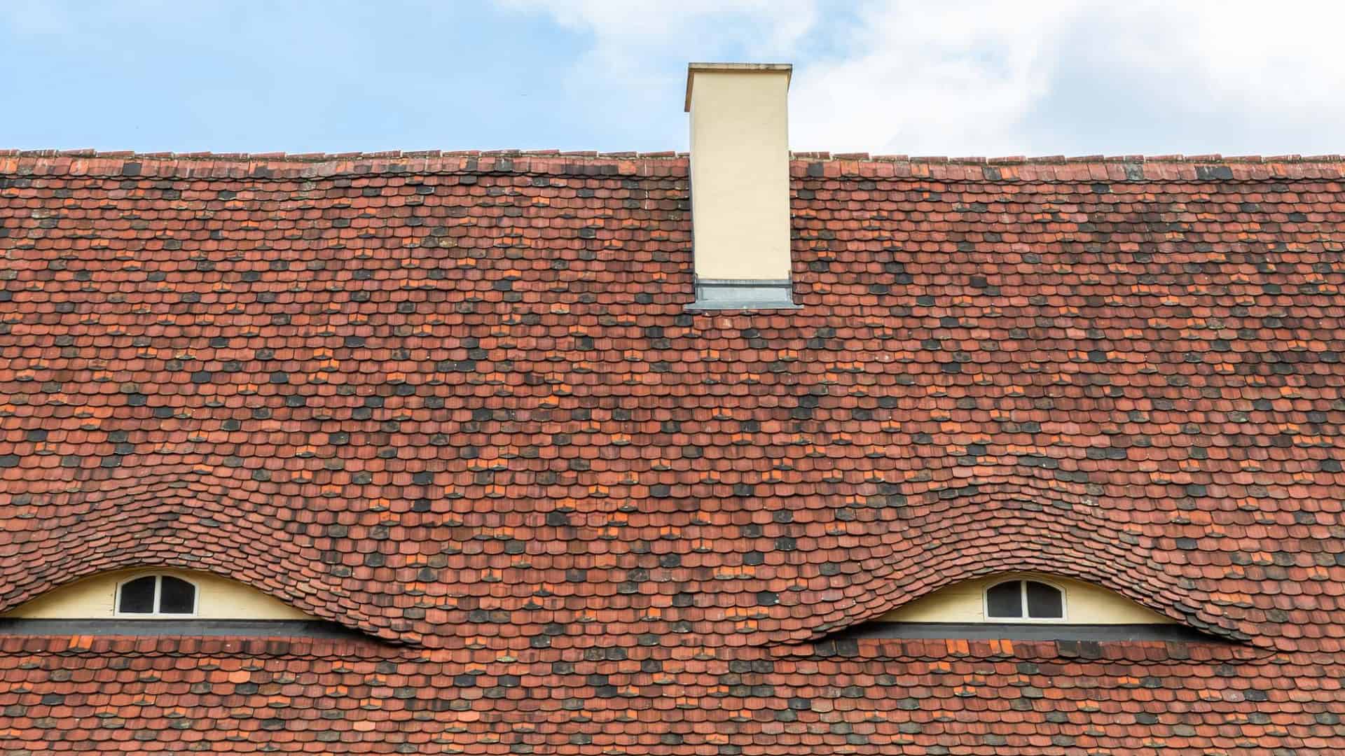 Telhado de casa parece ter um rosto