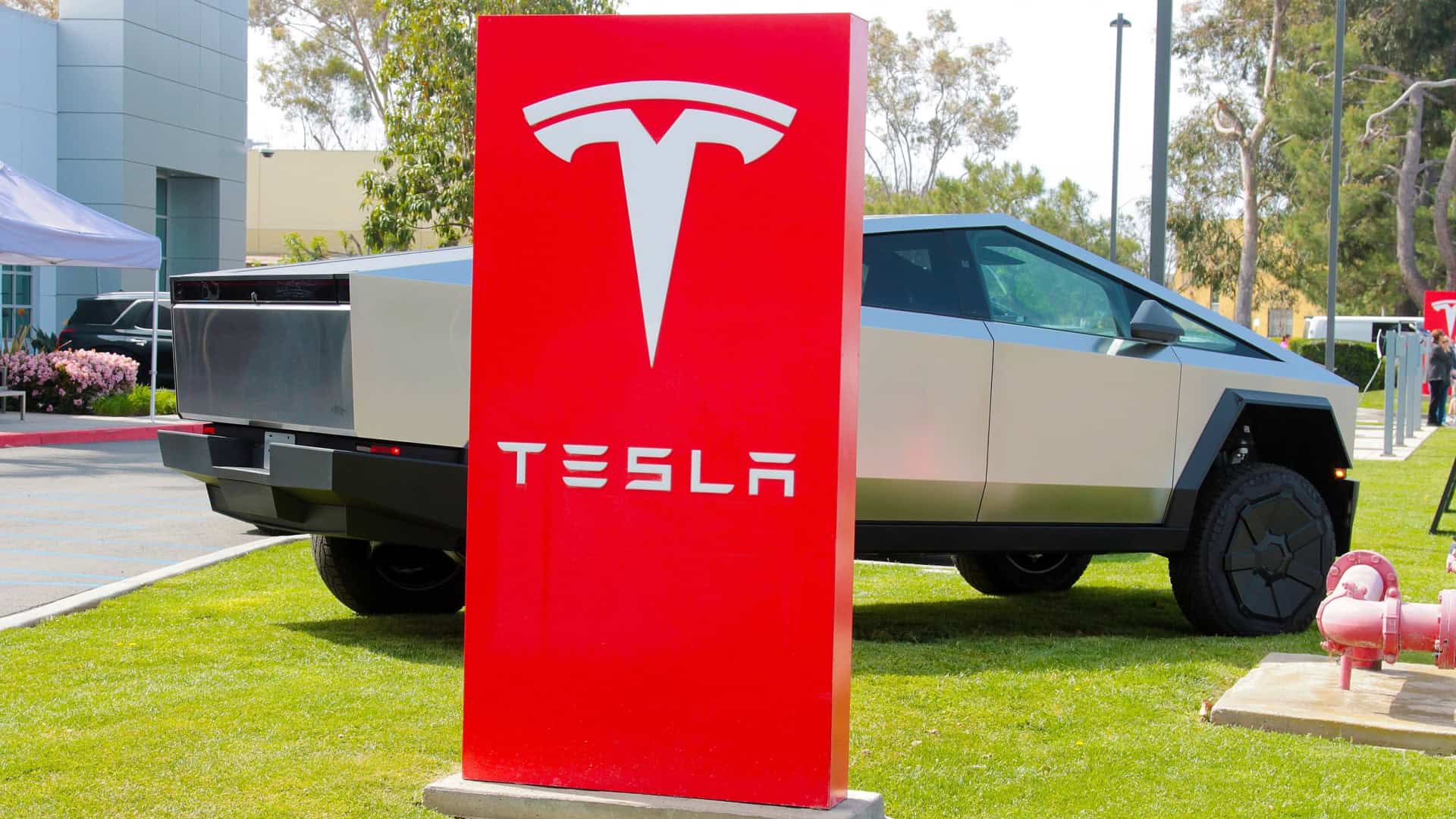 Elon Musk mantém comando da Tesla com acordo trilionário, e ações despencam