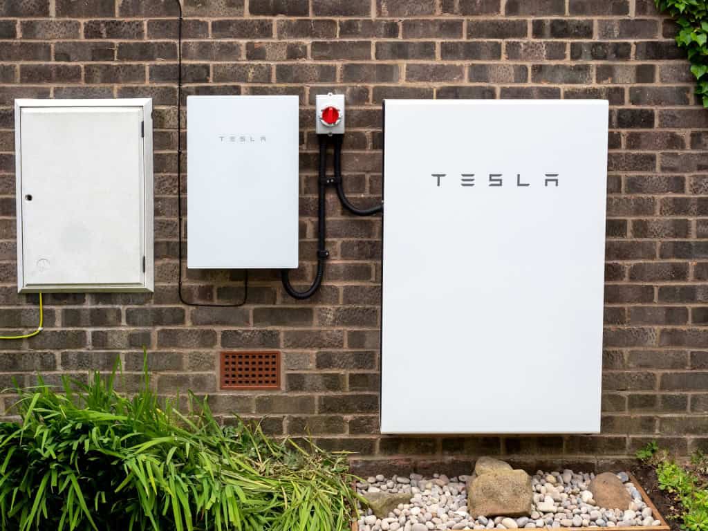 Tesla Powerwall instalado na parede externa de uma edificação