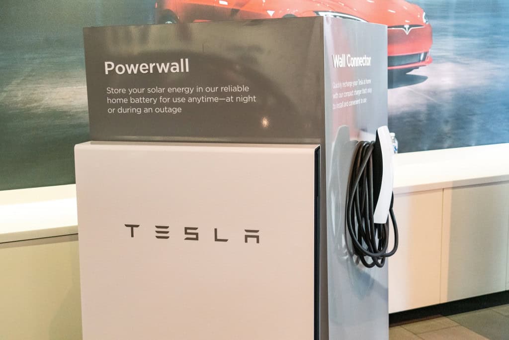 Amostra de um Powerwall em um totem informativo