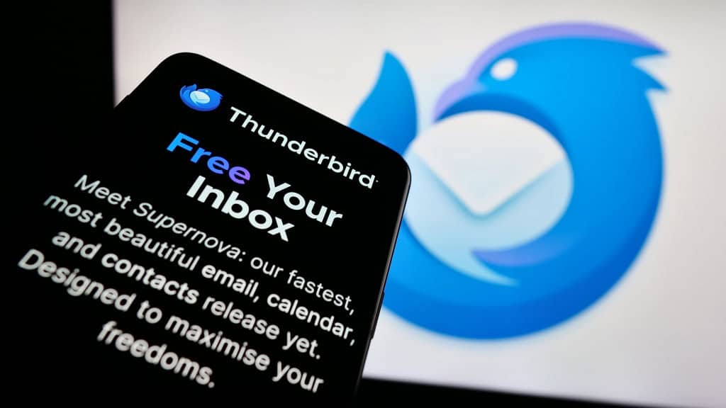 Imagem mostra celular com o site do cliente de e-mail de código aberto Mozilla Thunderbird em primeiro plano. Foco no canto superior esquerdo da tela do celular