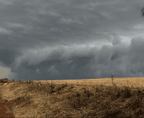 Foto do temporal se formando na beira de uma estrada