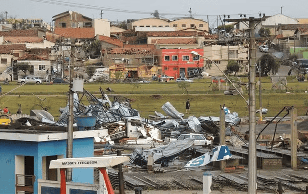 Prédio destruído em Taquarituba (SP)