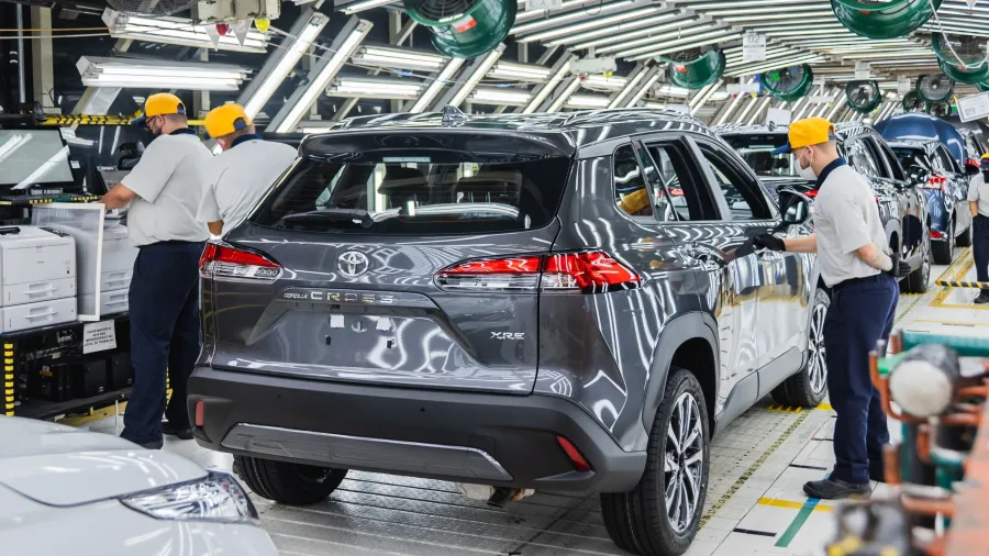 Traseira de um Toyota na linha de produção