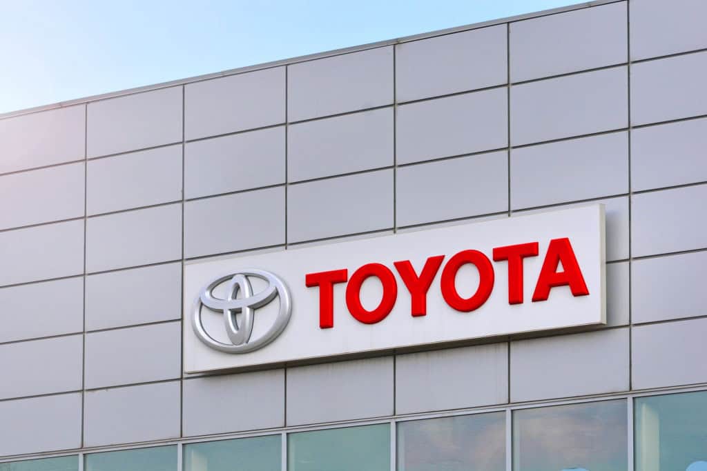 Logo da Toyota em um prédio
