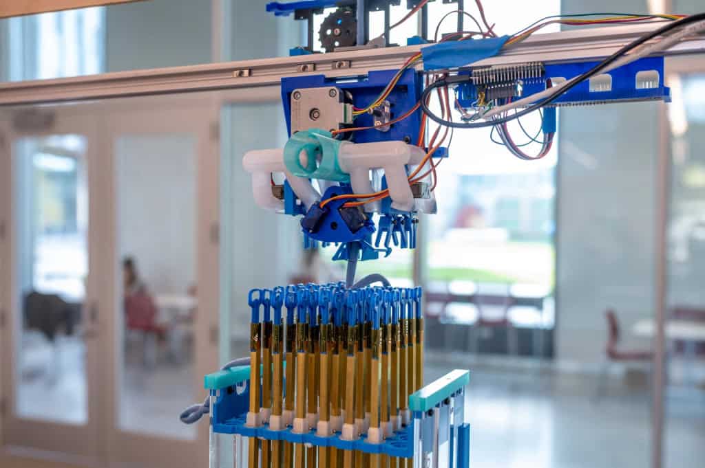 Composto por uma base de agulhas de tricô dispostas em um bloco de 6 x 6, a máquina pode servir de suporte para a criação de ligamentos ou veias artificiais.