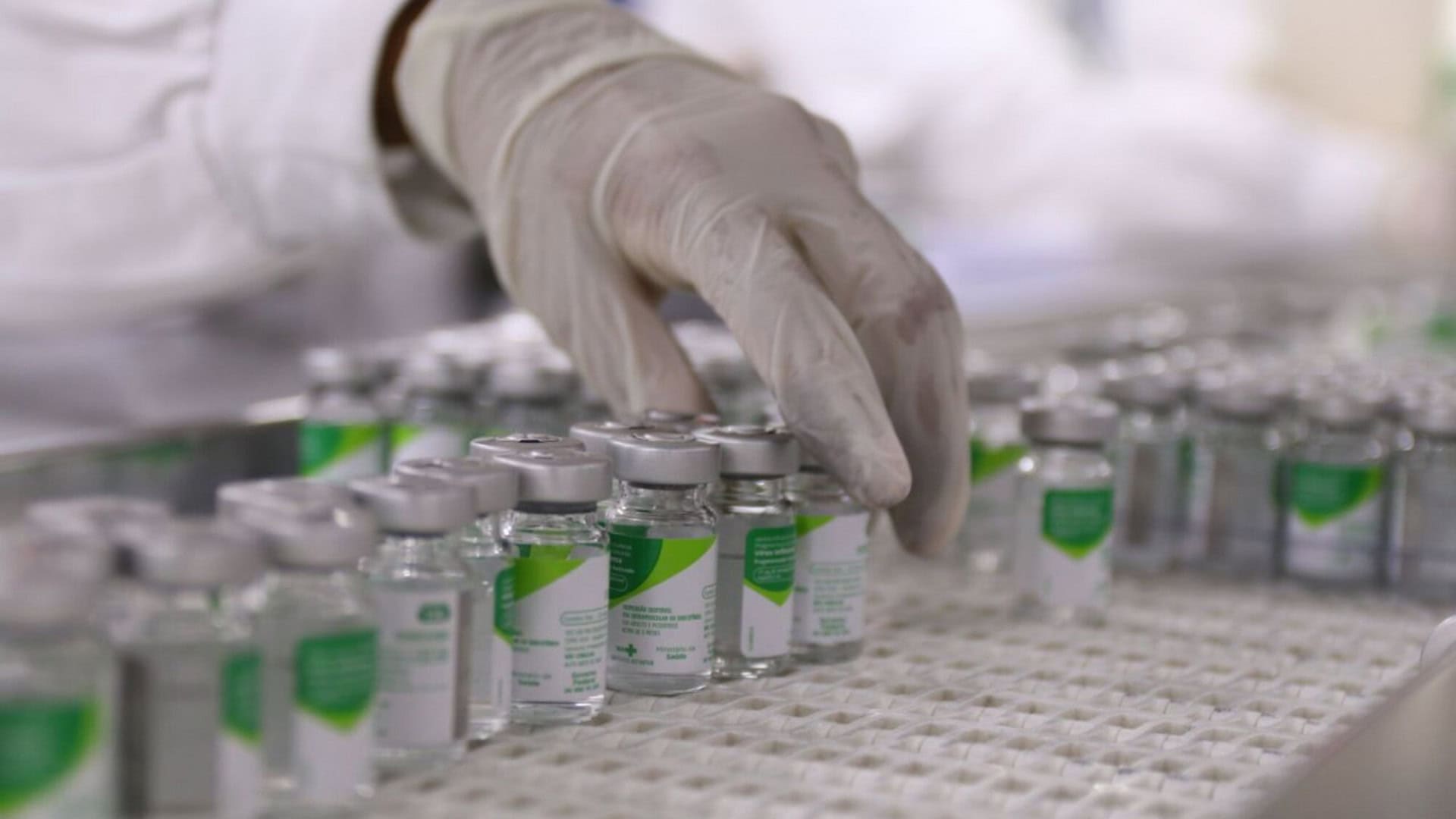 Vários vidros de vacina em fábrica