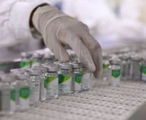 Vários vidros de vacina em fábrica